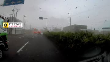 茨城・つくば市で突風捉えたドラレコ映像入手　外壁の一部飛ばされ車やトラック直撃　付近では倉庫１階部分が倒壊