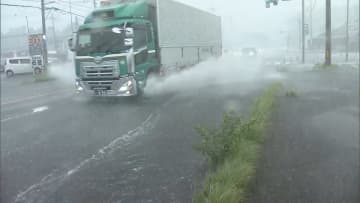 取材班がゲリラ雷雨に遭遇、道路はあっという間に冠水…突風が原因とみられる建物倒壊も　茨城県内で一時2万軒が停電