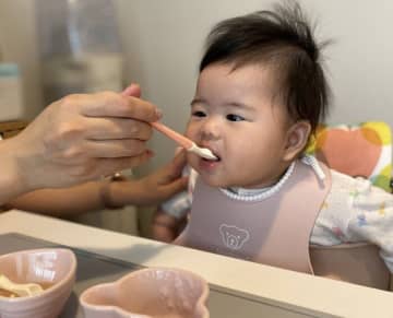 乳歯が生えるのが遅かった長女｡小児歯科医の母は､離乳食の進め方に不安ととまどいが【体験談】