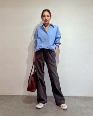 女性必見！ 出張の服装にスニーカーを取り入れる大人コーデ術