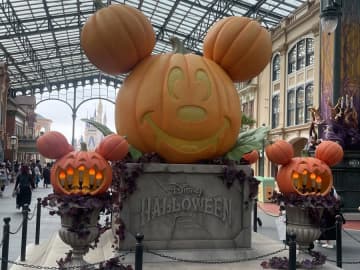秋を感じる装飾とフォトスポット！ディズニー・ハロウィーン2025