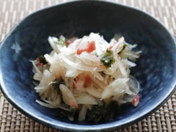 【残暑も海藻でミネラル補給～海苔を使った簡単料理】オニオンスライス梅のり和え