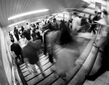 日本の電車内で中国人とみられる人物の行動が物議＝中国ネットで「全く問題ない」「良くない」と賛否