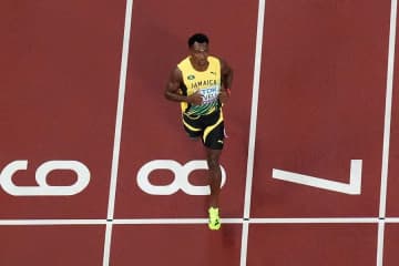 男子200m、流して「19.78」に国立騒然　「テボゴ置き去りにしたぞ…」余力残しの快走で衝撃【東京世界陸上】
