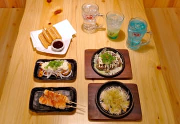 【食レポ】焼き鳥店ならではのみやざき地頭鶏のスパイス鉄板焼から創作餃子、スイーツ、お酒に至るまで多彩な美味しさに感激! 鳥貴族に来月から登場の「うぬぼれ続けて創業40周年 ありがとうフェア」第2弾を一足先に実食
