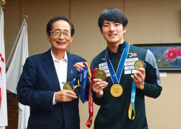 世界フェンシング団体で金メダル　埼玉・上尾市出身の浅海選手が市長表敬　6歳からフェンシング始める　「これからも精進し、3年後のロサンゼルス五輪を目指して頑張ります」