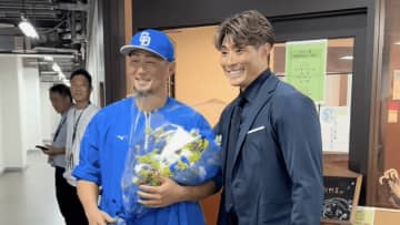 糸井嘉男、中田翔に花束サプライズ　豪華ツーショットにファン感動「悪ガキも引退なんやって感じやね！」「優しさが詰まった花束」