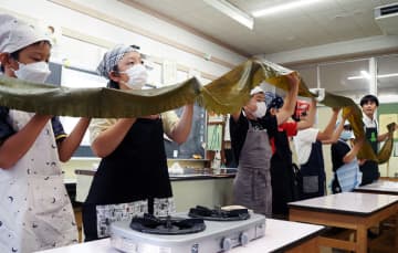長～い昆布も 見て、味わって、納得！ 日本アクセスが食育授業