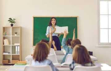 子どもに通わせている習い事TOP3は「水泳」「サッカー」「英会話」！それぞれの月謝は“月1万円”でおさまる？