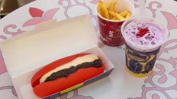【ディズニー・ハロウィーン2025】インパクト最凶！？期間中しか食べられないスペシャルメニューが登場！