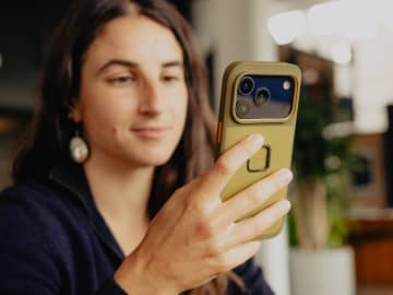 Peak Design製スマホケースが新iPhoneとPixel 10に対応　「ハードロック」で専用アクセサリーにマウント