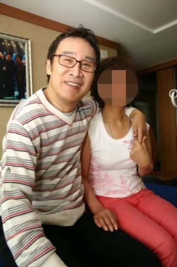 乗っていた車が貨物車と衝突、一時は全身麻痺に…“波乱万丈”だった韓国歌手がこの世を去って8年