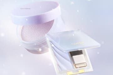エクセル2025年クリスマスコスメ、雪景色着想“寒色”美容液パウダー＆ハイライター