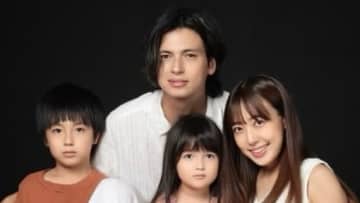 川崎希の夫・アレクサンダー 生後2ヵ月次女の“爆毛ショット”披露！くりくりな瞳で熱視線送る姿に「吸い込まれそう」「かわいすぎる」