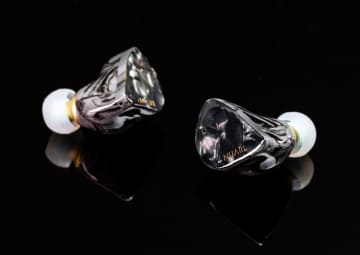 NUARL、個人最適化とMEMS+独自ドライバ「Inovatör」に新デザイン“Night Mirage”
