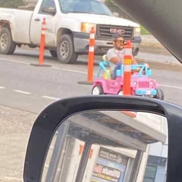玩具のジープで飲酒運転した免停男が逮捕…カナダでの奇妙な交通違反取り締まりが話題