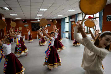 若い世代が受け継ぐ無形文化遺産「レバ踊り」　中国西蔵自治区