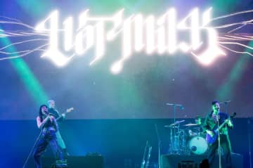 【SUMMER SONIC 2025】ホット・ミルクが2度目の来日で進化したエモ・パワー・ポップを響かせる＜ライブレポート＞