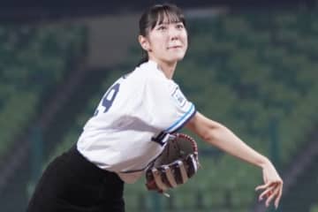 父は監督…元アイドル娘が豪快投球「可愛すぎる」　華麗な姿にほっこり「パパもイケメン」