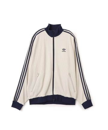 今のうちにゲットしたい！【adidas】スリーラインが目を引く「トラックトップ」