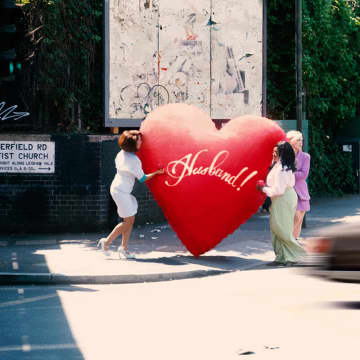 レイ、新曲「WHERE IS MY HUSBAND!」のミュージック・ビデオを公開