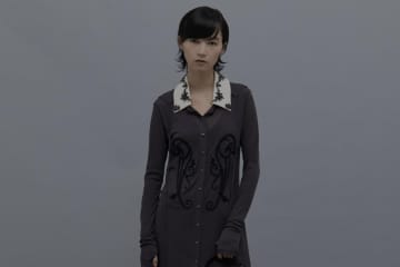 タナカダイスケ×ステュディオス、“鉄柵の装飾”刺繍のシアーワンピース＆アッキガイのバックパック