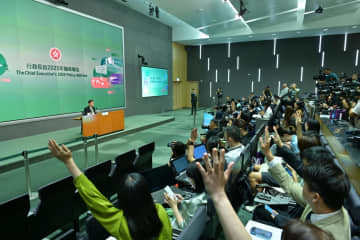 施政報告、経済発展と民生を両立へ