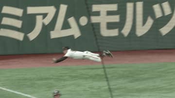「ホームラン級のファインプレー」巨人・若林楽人が深い位置への打球をダイビングキャッチ　投手を助ける好守備