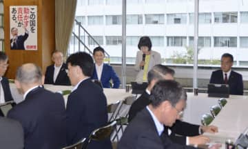 太陽光発電施設の法整備求める　鶴間・釧路市長、環境相に面会