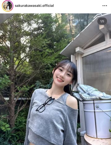 これは反則級の可愛さ…！乃木坂46・川崎桜、ゆるトップスから覗く美肩にドキッ。ナチュラルな魅力が光る一枚