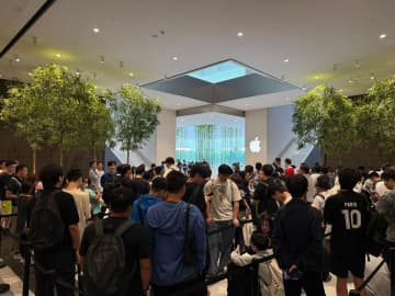 マカオでもiPhone17などアップルの新製品発売…ファン約300人が行列