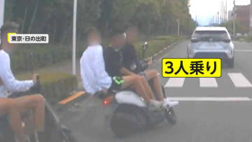 「事故の危険も」ノーヘル“３人乗り”バイクが駐車場から飛び出し…　「音楽ガンガンかけノリノリで…」蛇行運転から危険な“箱乗り”