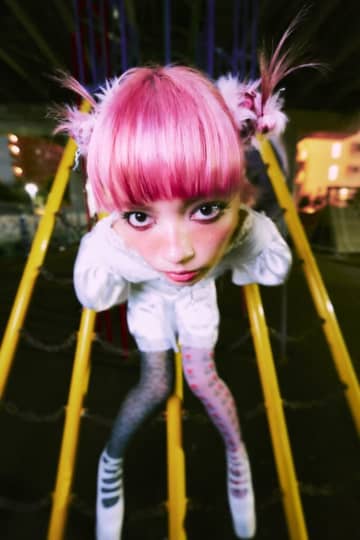 MANON、偽りだらけの日常を突き破るエモーショナルアンセム「ニセモノ smillin」本日リリース。Shota Tsujiが手がけたMV公開も