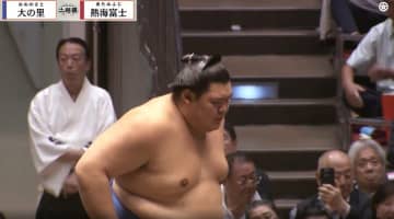 「声が静まるのを…」横綱の立ち合いで“残念な出来事”を受け実況ポツリ 「さすがにあり得ない」「立ち合いは静かに」ファン困惑