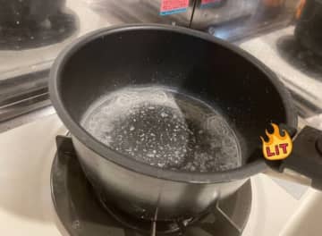 「危ないからマジで気をつけて…」火を消し忘れた鍋の写真に反響続々！『白い付着物』をめぐりネットで憶測の声広がる