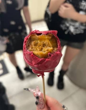 そのりんご飴、本当に大丈夫？割ってみたら中身が衝撃の変色！？変色りんご飴の姿に「周りの色からして不味そう」との声も