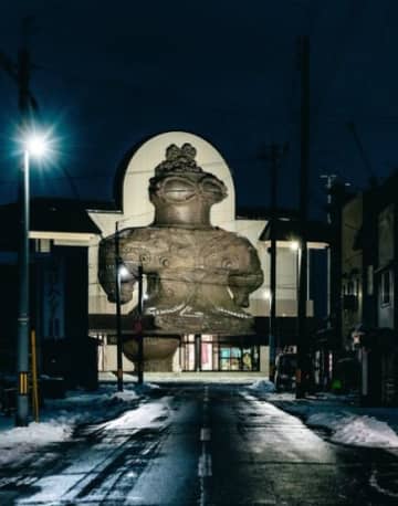 【この駅どこ？】駅に巨大な土偶！？常識を覆す光景が話題に！闇夜に浮かぶ土偶の姿に「夜中ビビります」と恐れる声も