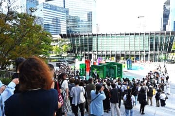 万博飛び出し…大阪駅前「サウジアラビア館別館」爆誕、朝から行列