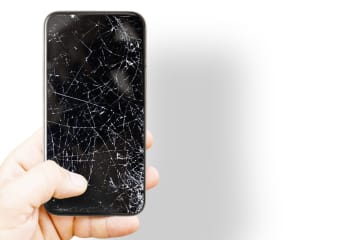 スマホの画面が割れてしまった…そのまま使っても大丈夫？考えられる５つのリスク