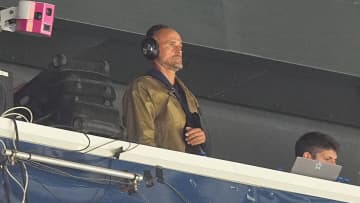 欧州強豪クラブの監督がやった「スタンド観戦での指揮」、母国では禁止行為だった