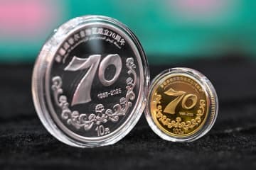 中国新疆ウイグル自治区成立70周年、記念の金貨と銀貨発行
