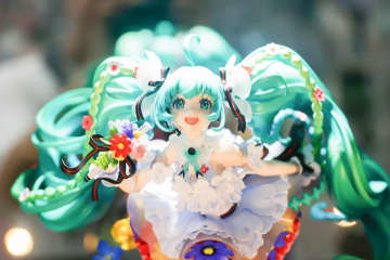 まさに花のような瑞々しさ！「初音ミク JAPAN LIVE TOUR 2025 ～BLOOMING～」【あみあみ展示撮り下ろし】ライブツアーのキービジュアルをフィギュア化