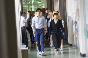 “自分がおじさんだと気付いていない”岩田剛典、初の教師役にして過去1番ダサいキャラクターを熱演！『金髪』