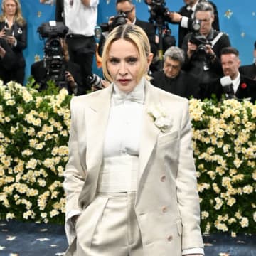 マドンナ、ワーナー・レコードと再契約