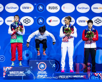 ＜レスリング＞【写真集】2025年世界選手権／女子68kg級・石井亜海（クリナップ）－決勝・表彰式