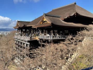 「このバスで清水寺に行けます」を英語で言うと？