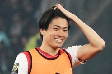 中村敬斗も爽やかな笑顔！スタッド・ランス主将の誕生日を祝う“チーム集合写真”公開！ 仲間たちに囲まれての練習着姿に｢待ってたよこの日を｣｢やっと安心｣