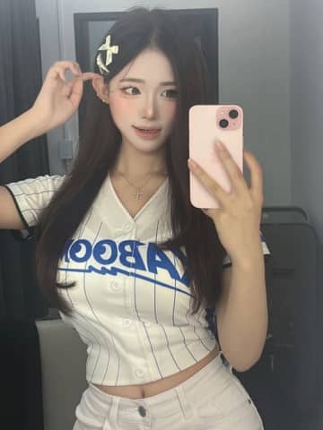 衣装がはち切れそう…韓国プロ野球の19歳チア、ぴたぴたユニホーム姿でファン魅了「最高ですね！」【PHOTO】