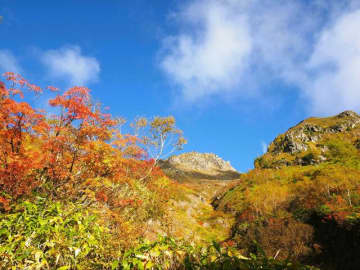 「上高地の秋」 絶景を満喫する登山＆散策コース　紅葉の「焼岳」を越えて清流輝く「河童橋」