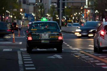 16歳少年 “車内に6人” 乗せ『ノーブレーキで信号無視』直進車両と衝突も “同乗者がドライバーを置いて逃走” ネットでコメント殺到「シエンタに６人も乗ってスピード超過はヤバいな」「夜なのにライト点けてないのもヤバイ･･･」